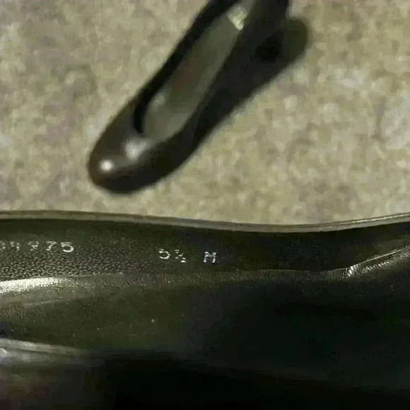 Women’s Stuart Weitzman brown heels - Picture 3 of 3